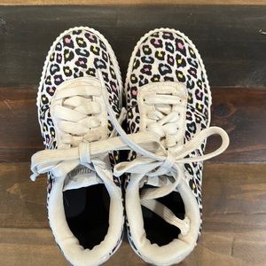 Girls PUMA tennis shoes